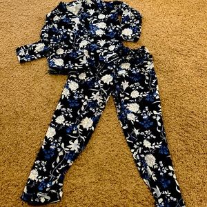 Lightly worn Flora Nikrooz 2-piece cozy floral pajama set, size M.